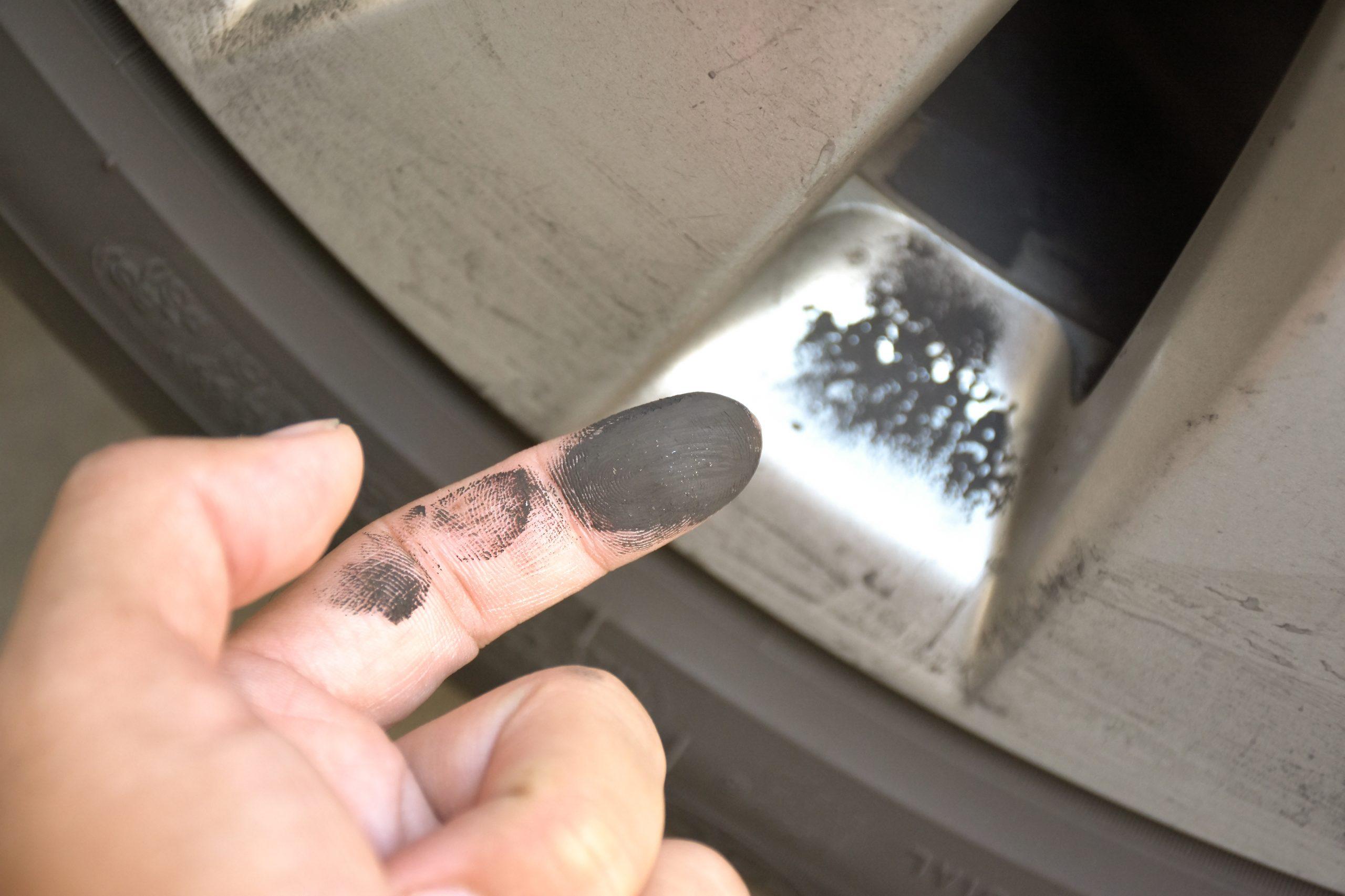 Image of a dirty finger after wiping the rim